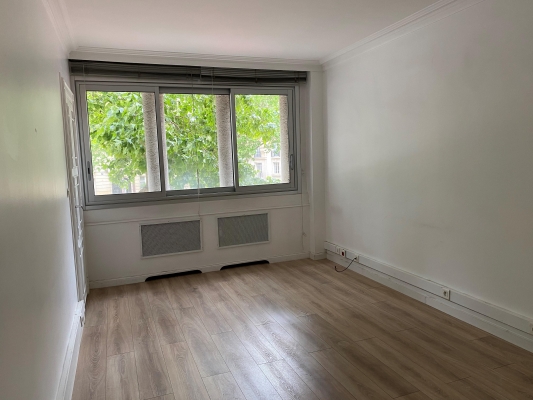 BUREAU VIDE.jpg